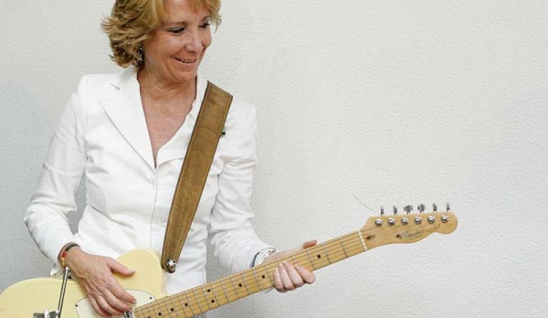 Esperanza Aguirre toca la batería y la guitarra, baila y canta en una visita a locales de ensayo del Metro