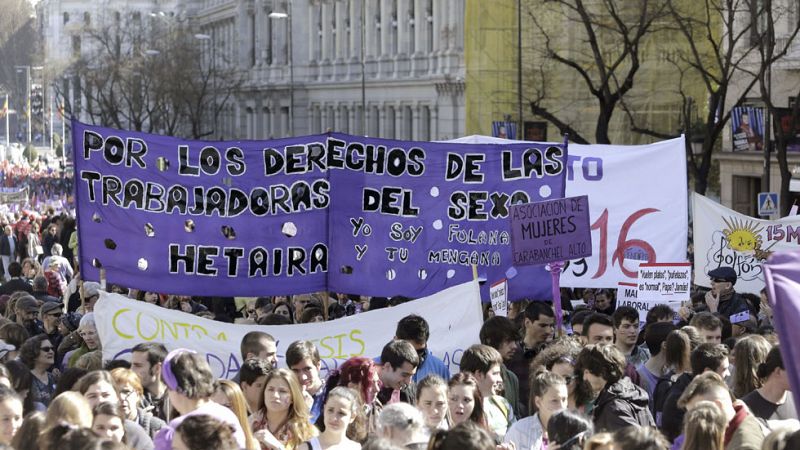 Miles de personas reivindican en el centro de Madrid la igualdad de género y el aborto libre