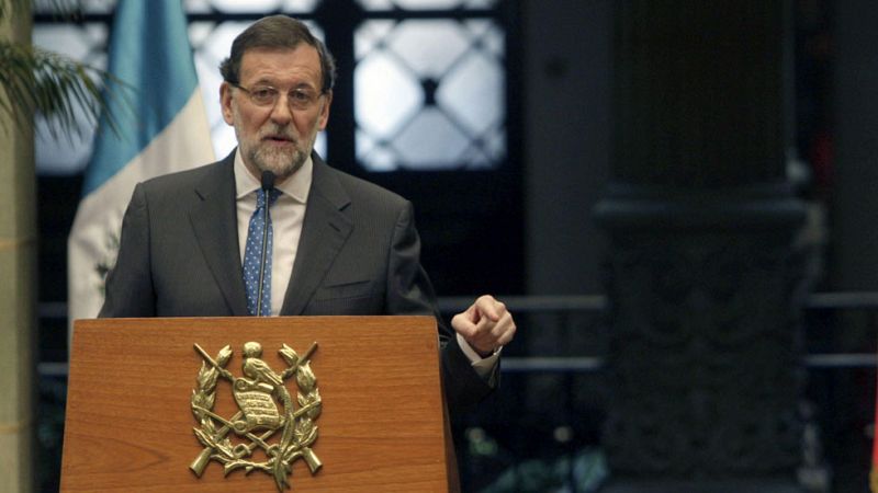 Rajoy destaca la "experiencia" de Aguirre y Cifuentes y evita hablar de González