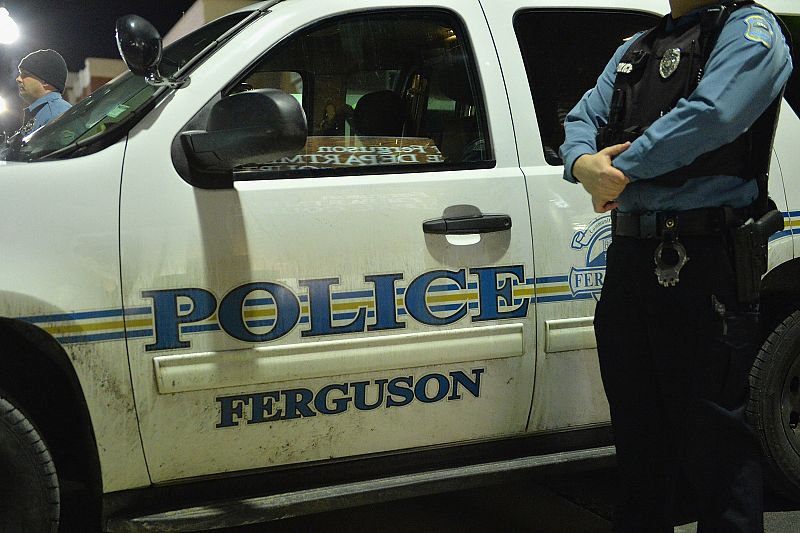 La denuncia de "sesgo racial" en Ferguson causa la dimisión de un juez y el supervisor de la policía