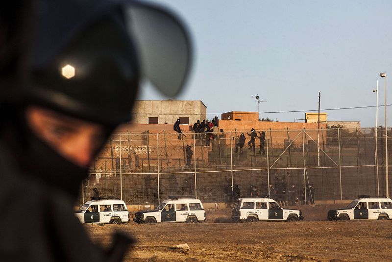 Más de medio centenar de inmigrantes subsaharianos intentan saltar la valla de Melilla