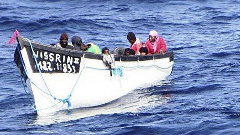 Rescatan a 38 inmigrantes, cuatro de ellos fallecidos, de dos pateras que iban a Canarias