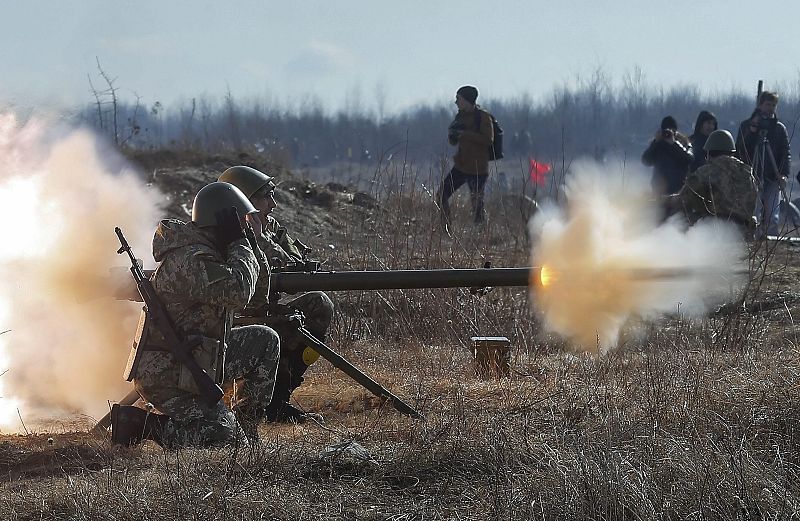 EE.UU. autoriza el envío de ayuda 'no letal' a Kiev y aprueba sanciones contra el ex primer ministro