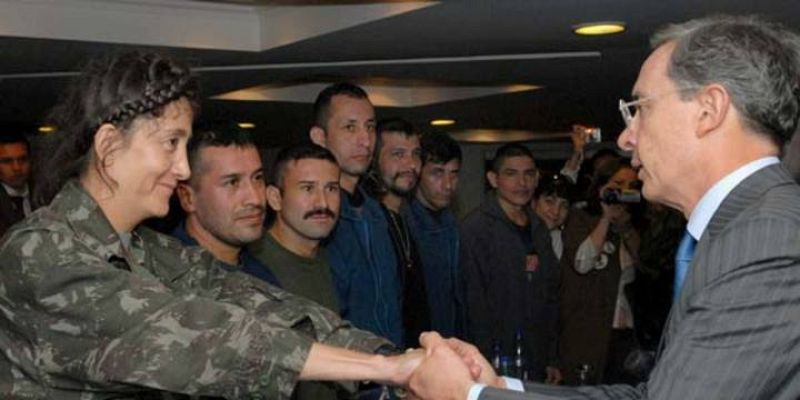 Uribe invita a las FARC a liberar a los secuestrados para negociar la paz