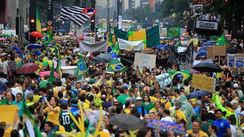 Decenas de miles de brasileños toman las calles de Sao Paulo contra Rousseff