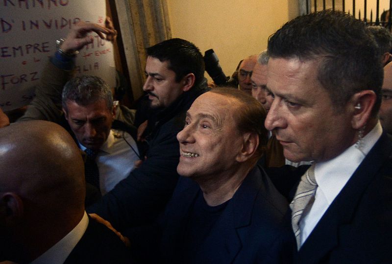La prensa revela que Berlusconi mantuvo durante años a una veintena de mujeres para sus fiestas
