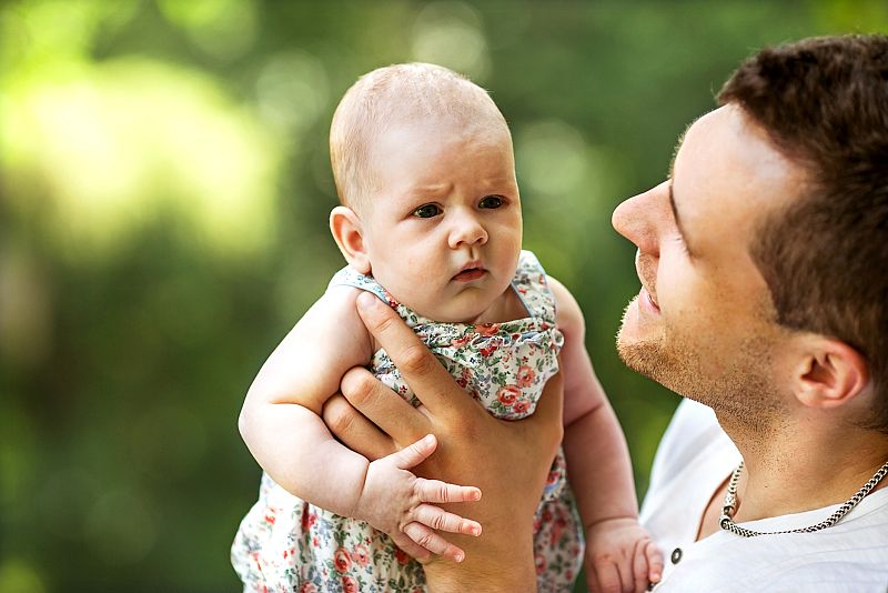 Los bebés de entornos bilingües leen antes los labios y durante más tiempo