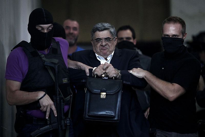 El líder del partido neonazi griego Amanecer Dorado sale de prisión preventiva