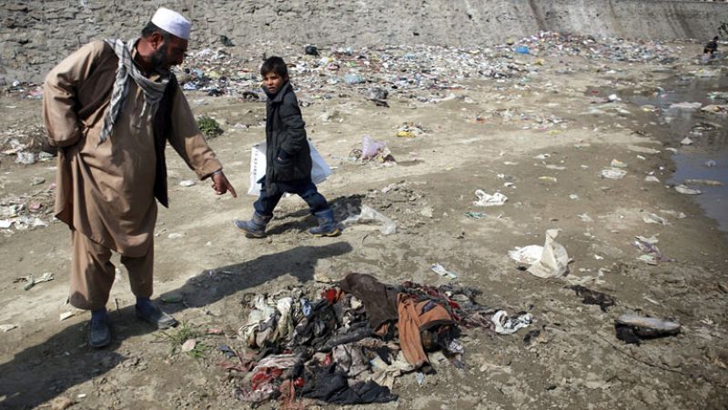 Un turba lincha y quema a una mujer por profanar el Corán en Afganistán