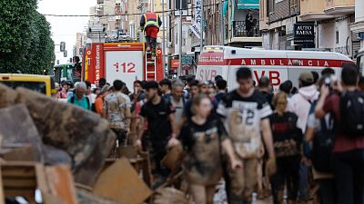 Vecinos y personas de diversas comunidades autónomas trabajan como voluntarios para restablecer la normalidad en Alfafar (Valencia) Vecinos y personas de diversas comunidades autónomas trabajan como voluntarios para restablecer la normalidad en Alfafar (Valencia)