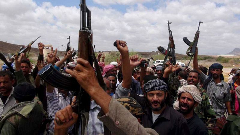 Los hutíes toman el control del aeropuerto de Taiz y envían fuerzas a Adén