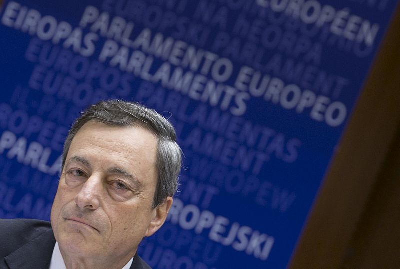 Draghi dice que el crecimiento en la eurozona "gana impulso" apoyado por las medidas del BCE