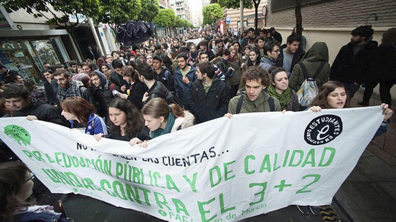 Estudiantes y profesores celebran una jornada de huelga contra los grados de tres años
