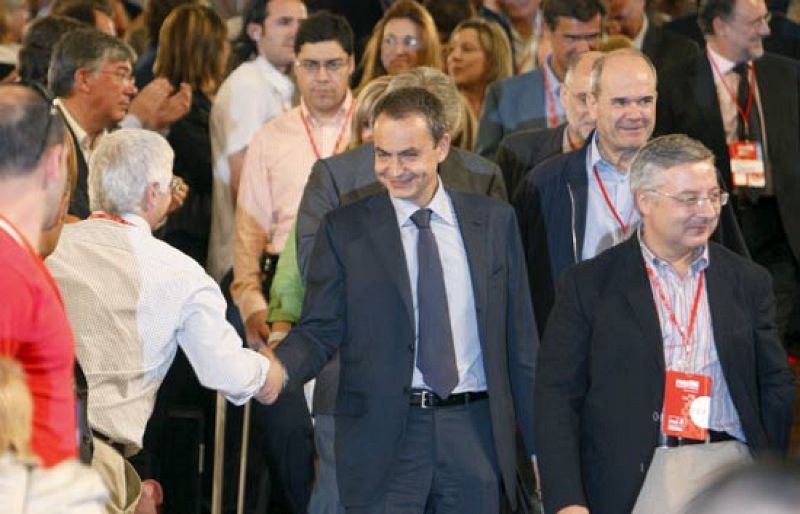 Zapatero acusa a "una parte de la derecha" de querer apropiarse "la lengua de todos"