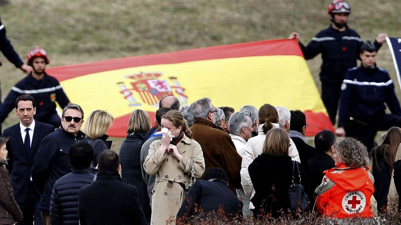 Los familiares de las víctimas del accidente de avión visitan la zona y recuerdan a sus fallecidos