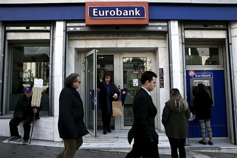 La salida de depósitos de la banca griega sigue en febrero con retiradas por valor de 7.843 millones