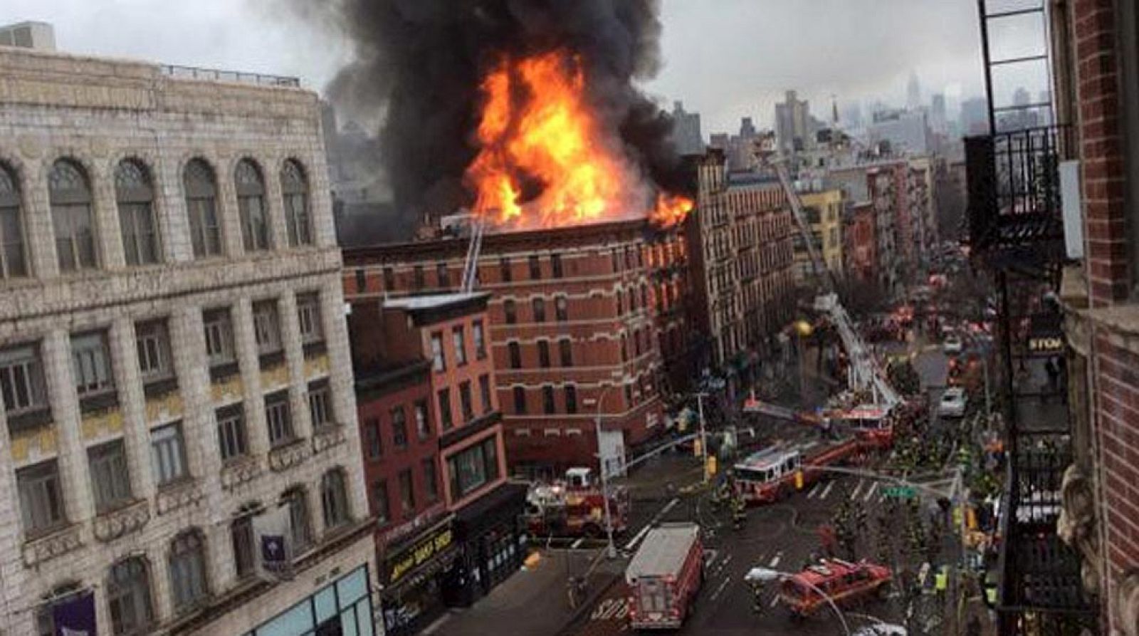 Una fuerte explosión de gas incendia y derrumba un edificio en Nueva York dejando 19 heridos - Informativo 24h | Ver