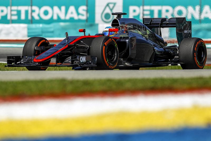 Alonso, decimosexto en su vuelta a los circuitos con McLaren; Sainz fue decimocuarto