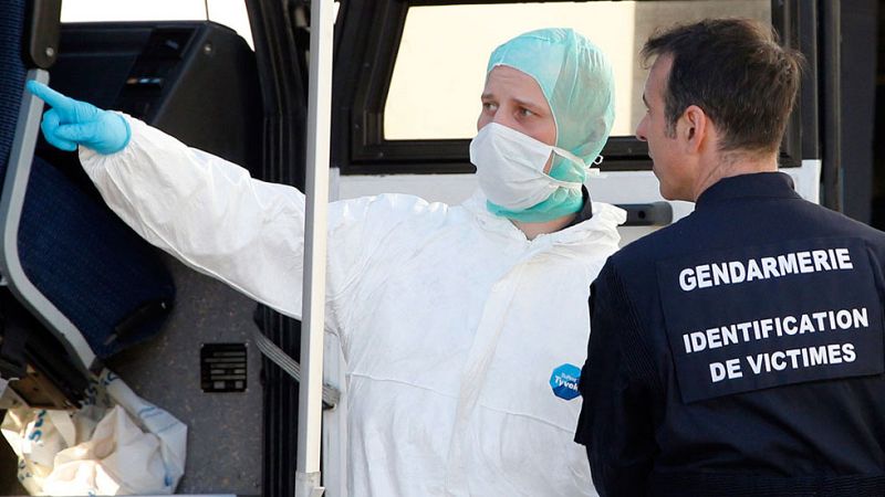 Francia continúa con el rescate y el "largo y difícil" proceso de identificar a las víctimas