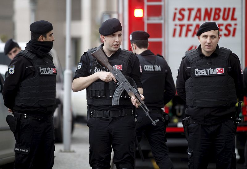 La policía mata a los secuestradores del fiscal turco, que muere posteriormente en el hospital