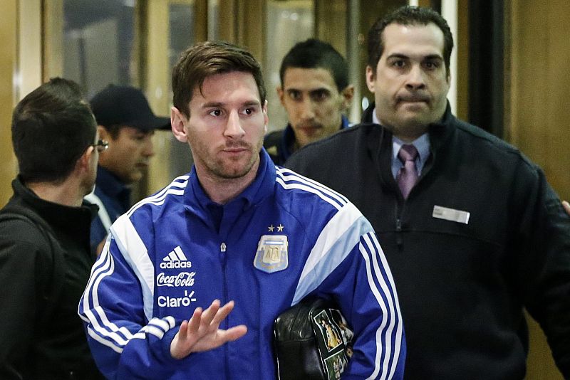 Martino: "A Messi le duele mucho el pie"