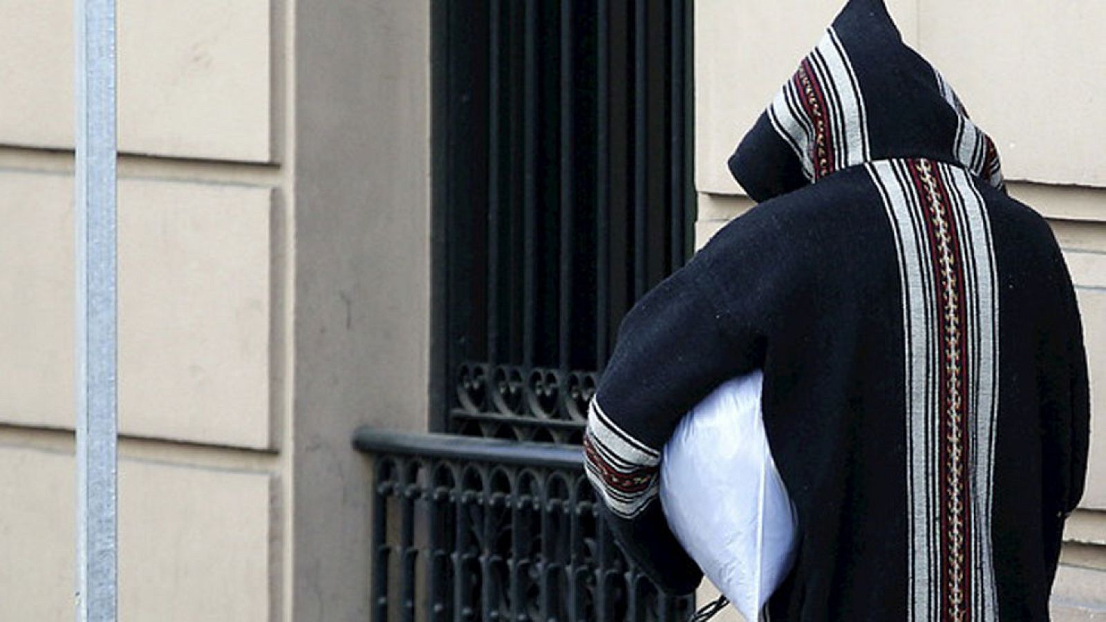 El padre de los gemelos yihadistas en libertad con cargos, la madre ha sido acusada de un delito de colaboración con organización terrorista.