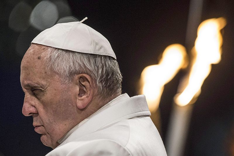 El papa denuncia tras el Via Crucis las lacras del mundo actual, presentes en el calvario de Cristo