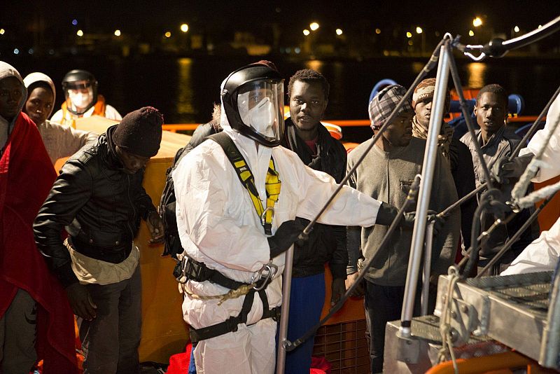 Rescatan una patera con 28 personas, dos de ellos niños, en el mar de Alborán