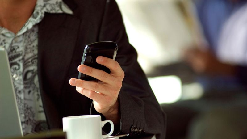 Un 34% de españoles, "continuamente" pendientes de WhatsApp o de otras aplicaciones de mensajes