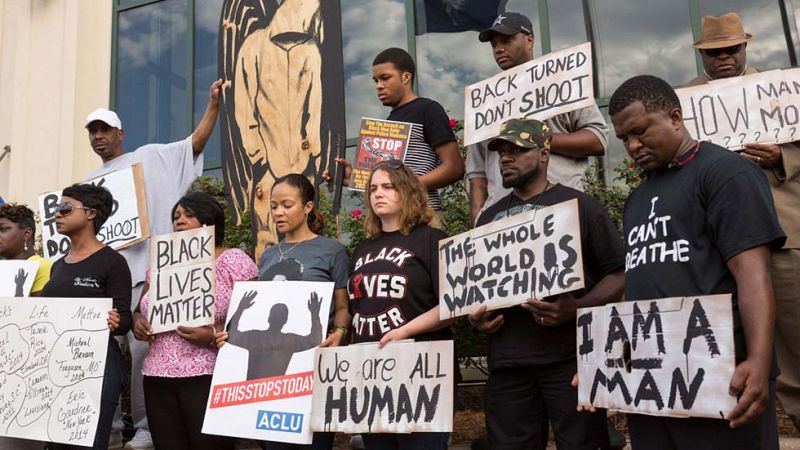 Detenido un policía en Carolina del Sur acusado de asesinar a tiros a un hombre negro desarmado