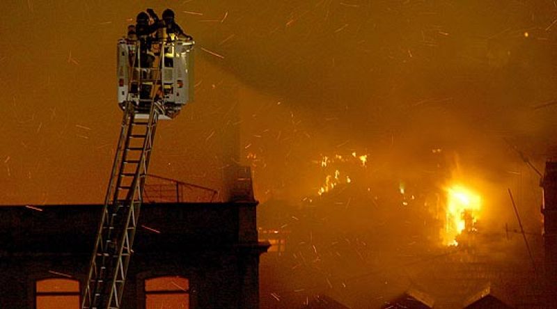 El incendio de Lisboa, controlado pero no extinguido