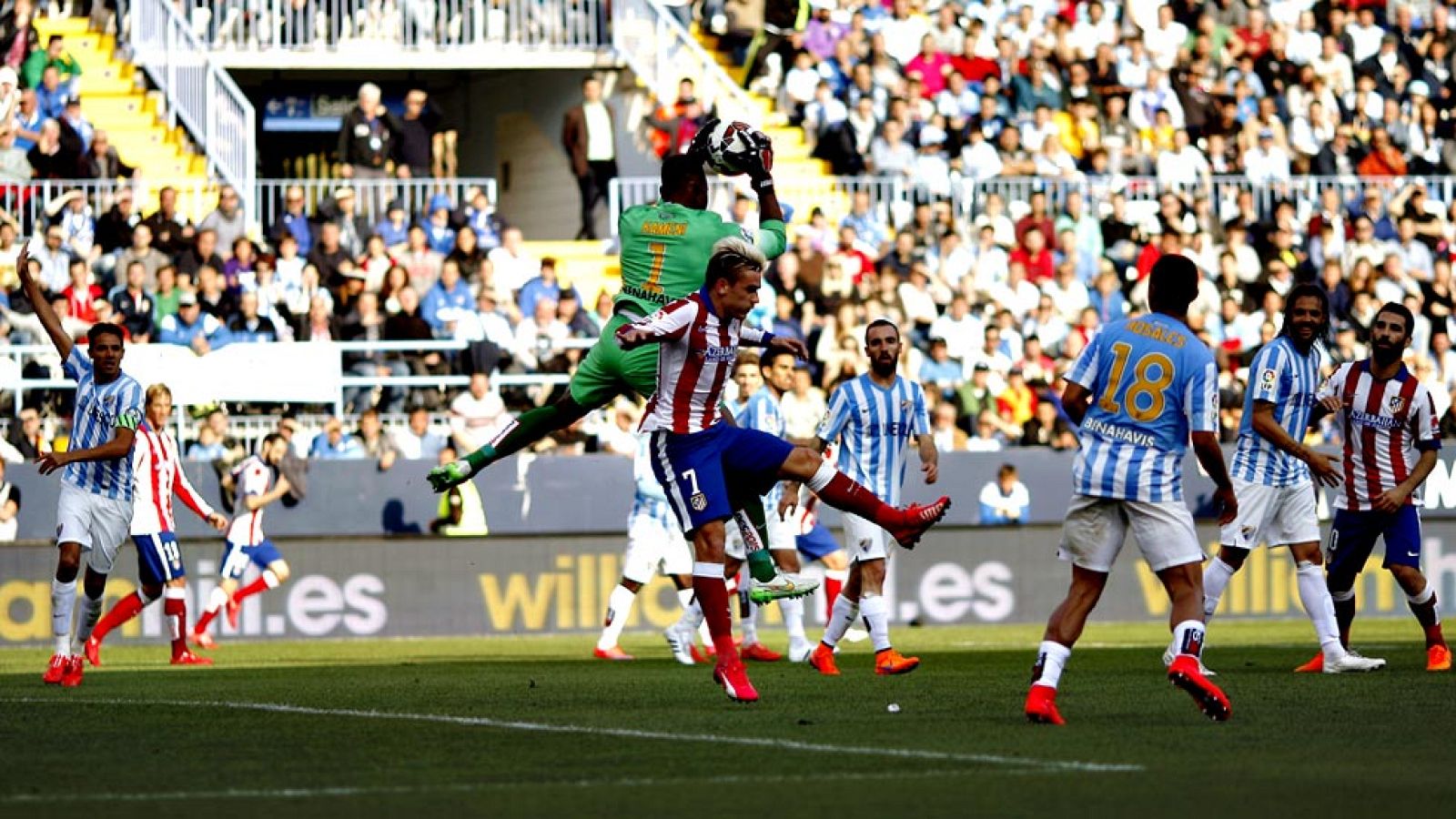 Málaga y Atlético de Madrid igualaron a dos goles en un excelente partido en el que el guardameta camerunés Carlos Kameni fue protagonista, como el delantero francés Antoine Griezmann, autor de dos goles, uno en posible fuera de juego, que aseguran e