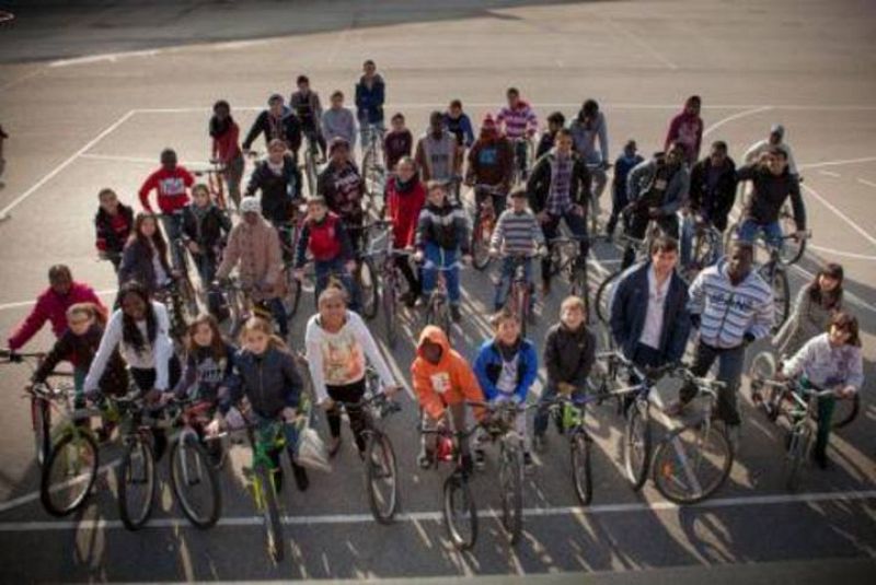 La Plataforma de Voluntariado de RTVE entrega 70 bicicletas para que nios de Guatemala acudan a la escuela