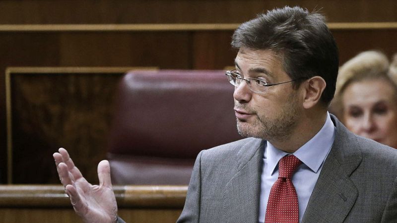 El Gobierno dice que "la ley es igual para todos" y el PSOE pide una comisión para investigar a Rato