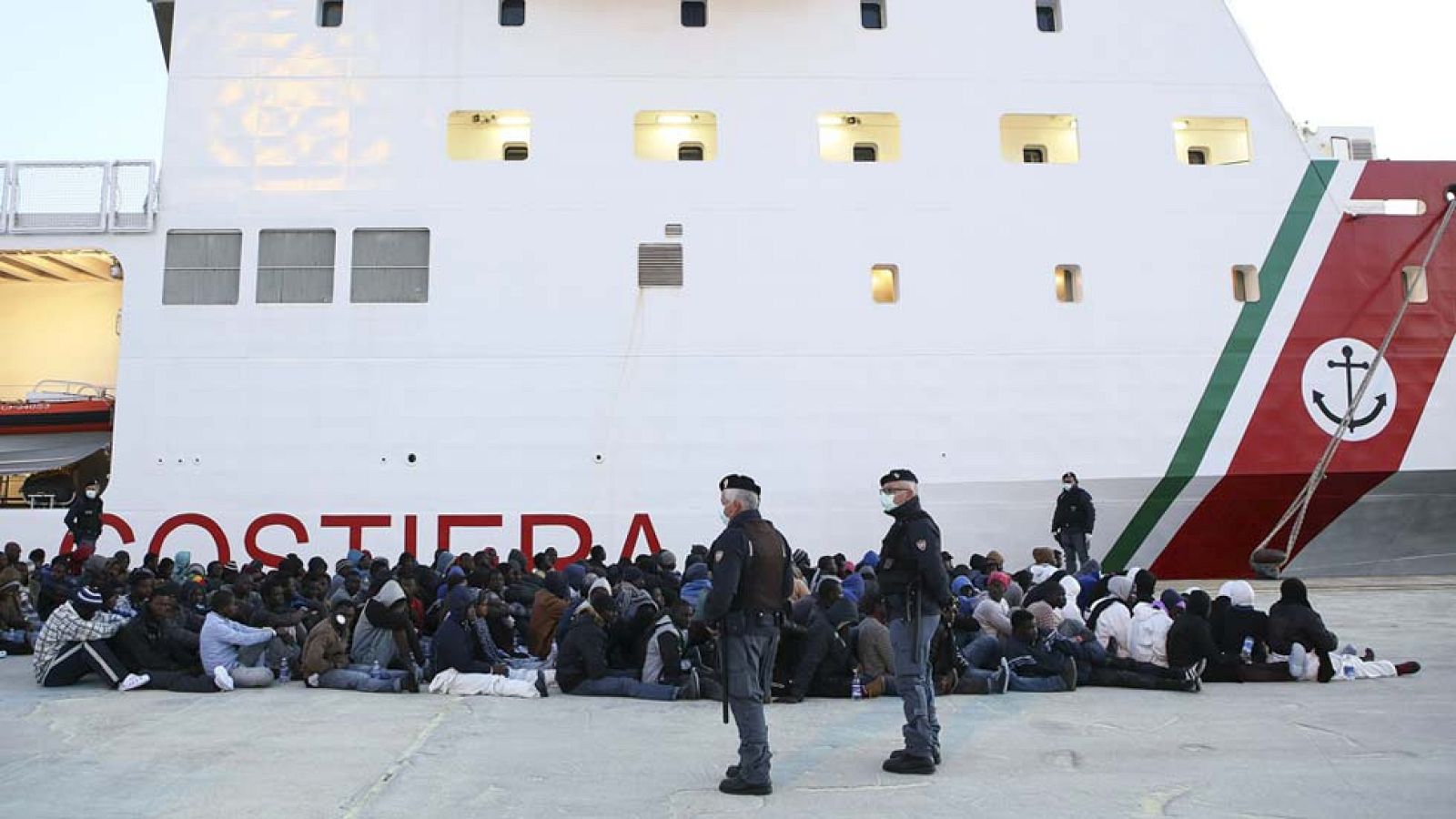 Detienen en Italia a 15 inmigrantes acusados de arrojar al mar a otros 12 por "odio religioso" | Ver