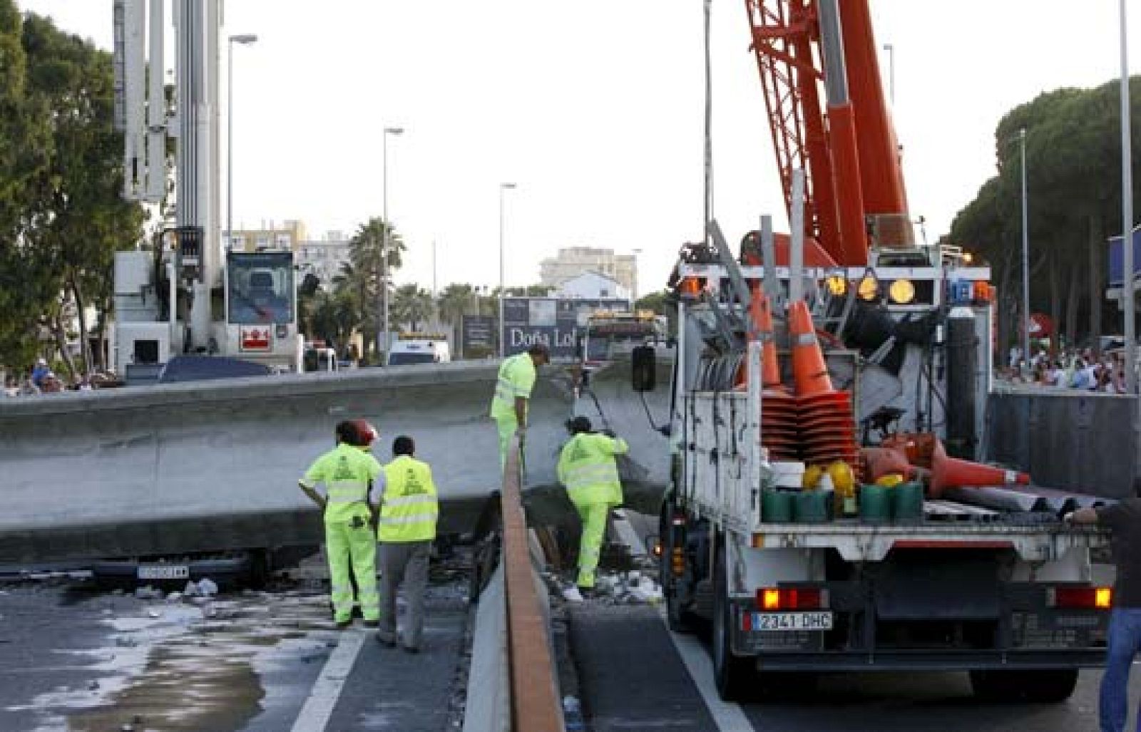 2 heridos graves al caer un puente peatonal en Mijas