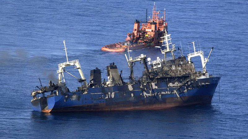 El capitán del pesquero hundido califica de "error muy grave" la decisión de remolcarlo a alta mar