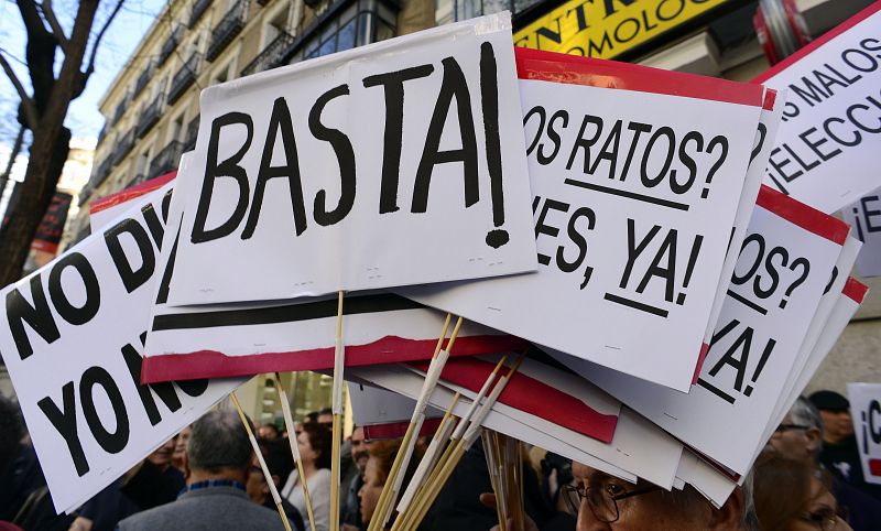 Unas 300 personas protestan ante la sede del PP en Madrid tras la detención de Rato