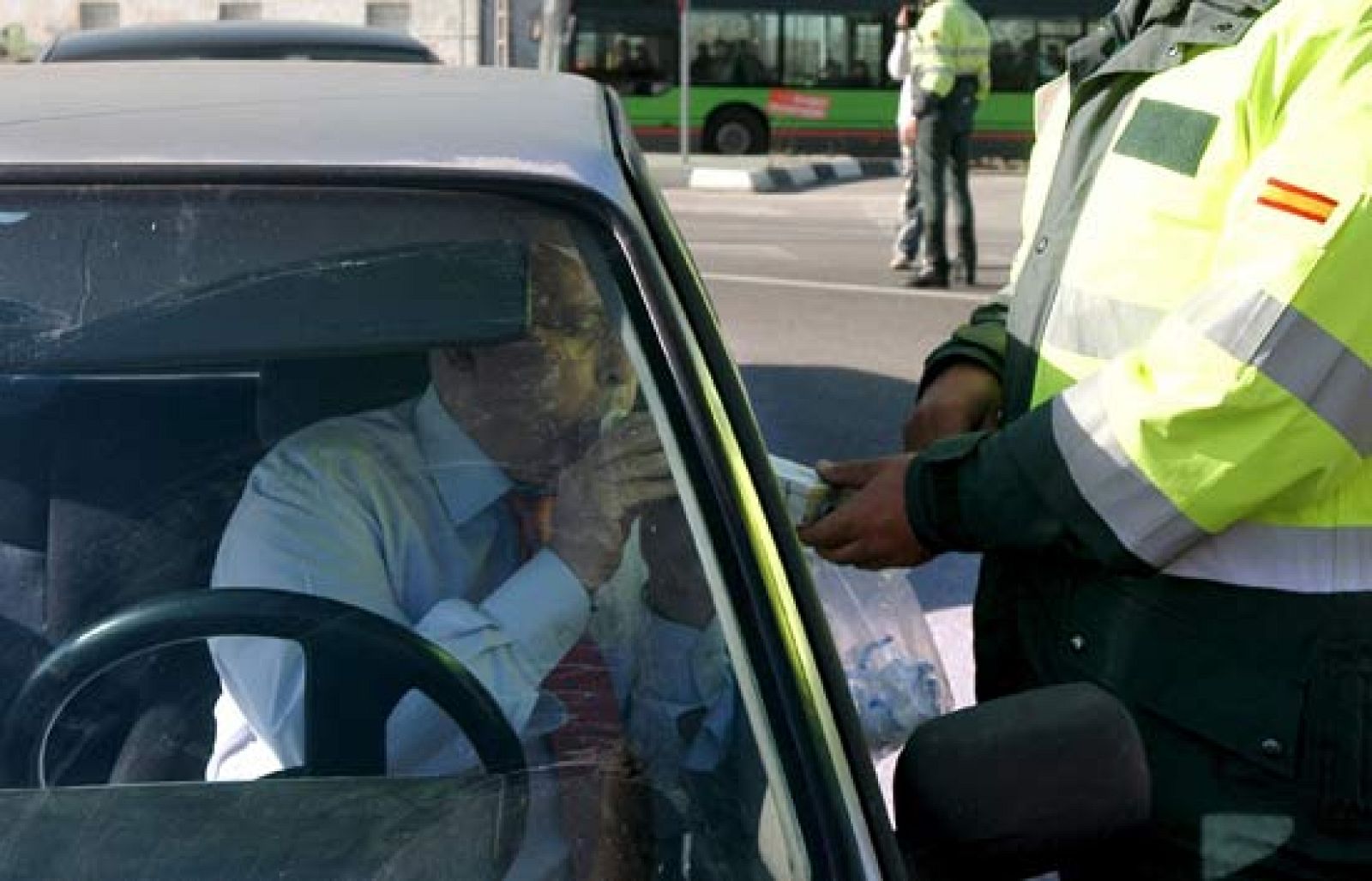 Tráfico estudia poner alcoholímetros en los coches de los conductores reincidentes. Con este mecanismo se evitarían más de cien muertes al año (08/07/08).