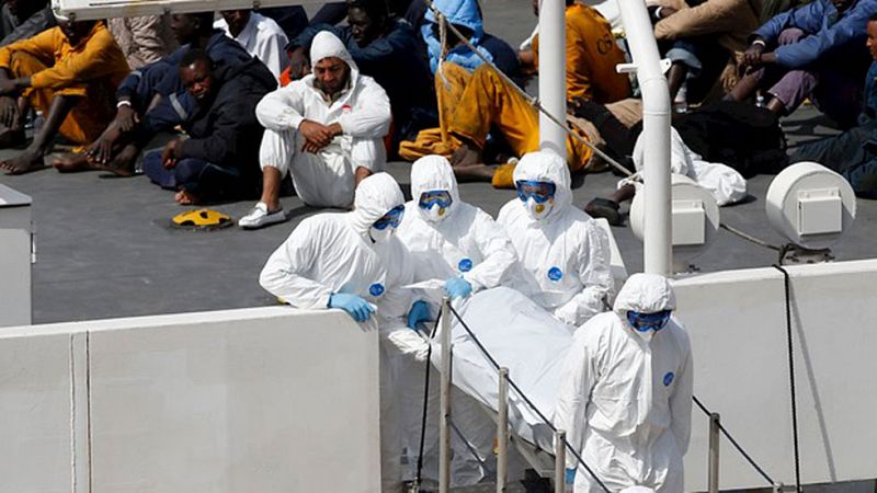Un superviviente eleva a 950 el número de personas del barco naufragado en el Mediterráneo