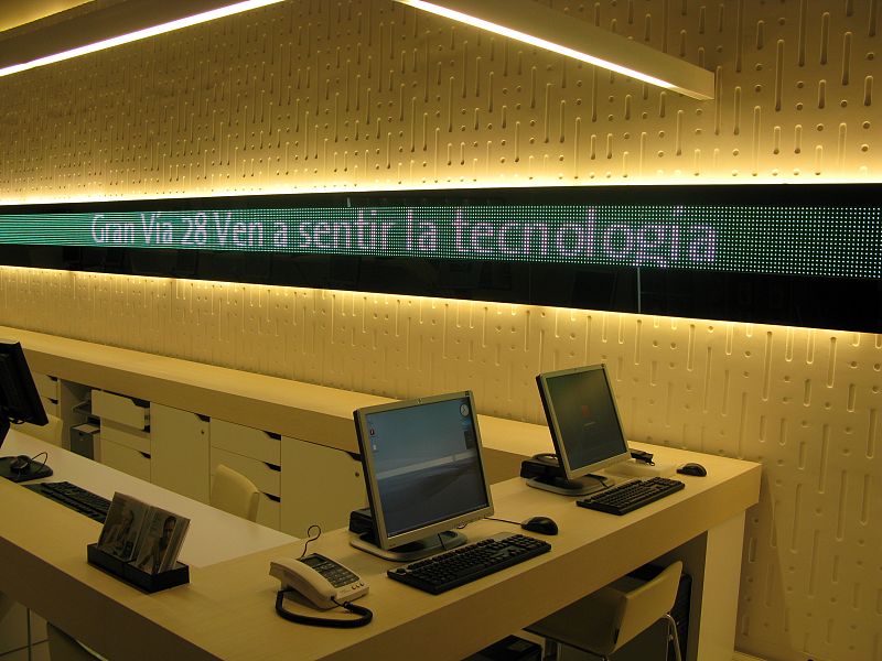 La histórica sede de Telefónica salta al futuro con la llegada del iPhone