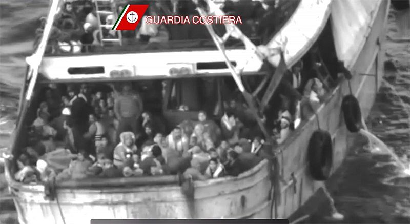 Italia socorre a otro pesquero con 446 migrantes frente a  las costas de Calabria