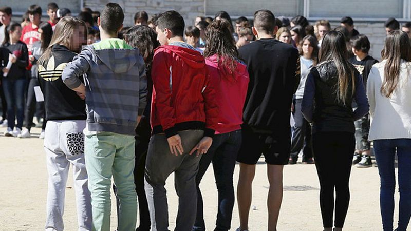 El profesor que desarmó al alumno del instituto de Barcelona dice que lo hizo "sólo hablando"