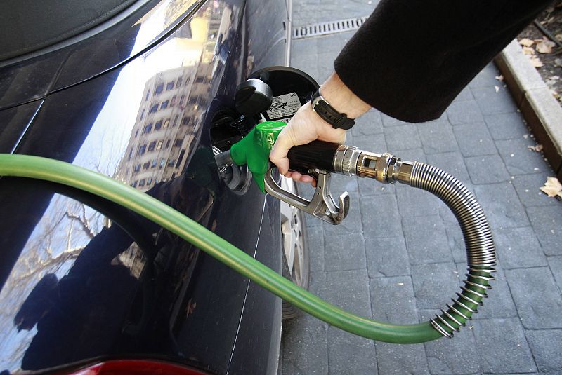 La gasolina y el gasóleo marcan máximos anuales tras subir un 2,3% en la última semana