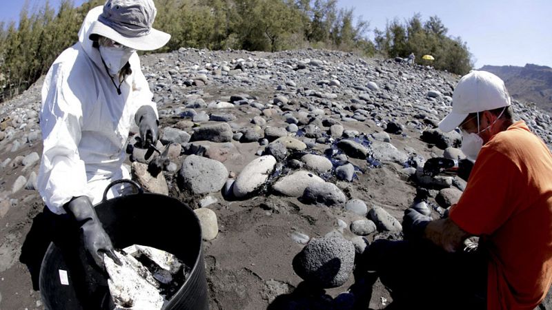 Descubren tres fugas en el pesquero hundido en Canarias que vierten cinco litros de fuel por hora