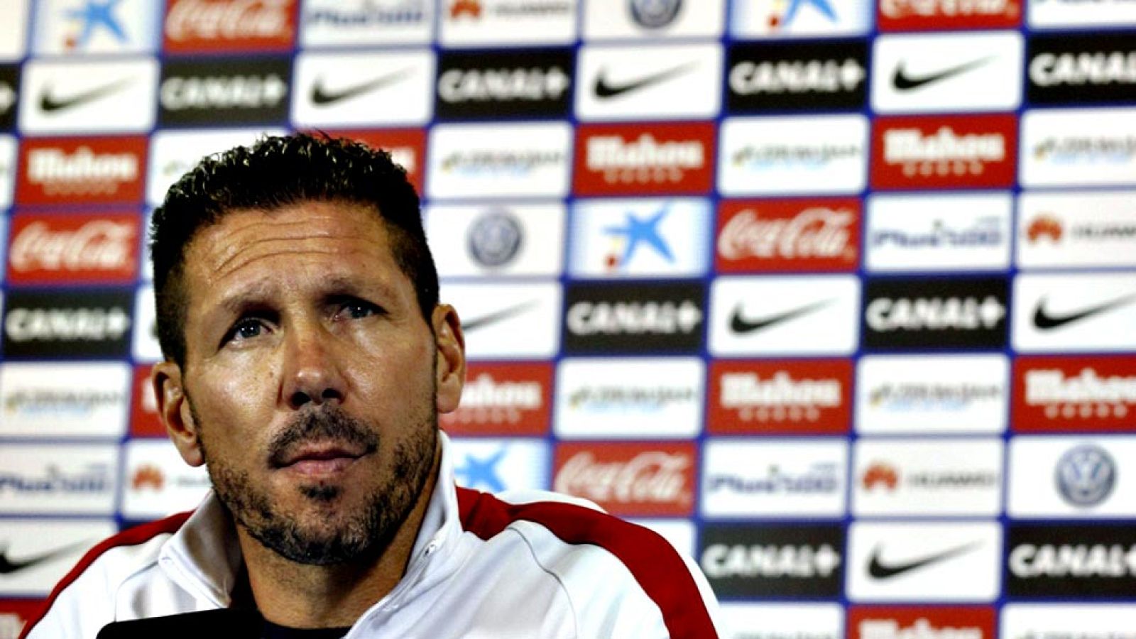 El argentino Diego Simeone, entrenador del Atlético de Madrid, dijo este viernes que está "tranquilo", reafirmó que "volvería a repetir" el planteamiento del derbi de vuelta de cuartos de final de la Liga de Campeones en el Santiago Bernabéu y entend