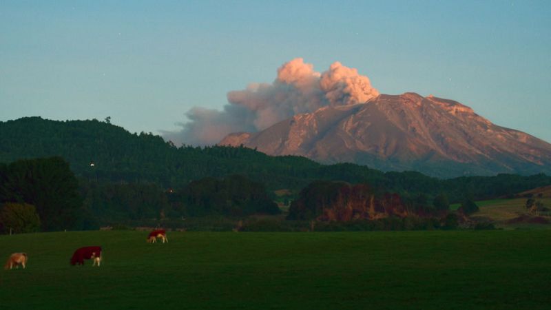 La erupción del volcán Calbuco obliga a evacuar a unas 6.400 personas en Chile