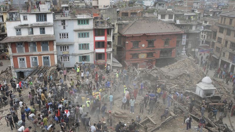 Más de 1.800 muertos y centenares de heridos tras un fuerte terremoto de magnitud 7,8 en Nepal