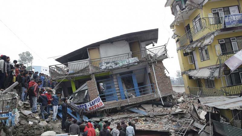 Nepal busca supervivientes entre los escombros y los muertos superan ya los 2.300