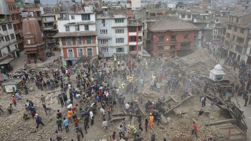 Exteriores localiza a 215 españoles y mantiene la búsqueda de otros 156 tras el terremoto de Nepal